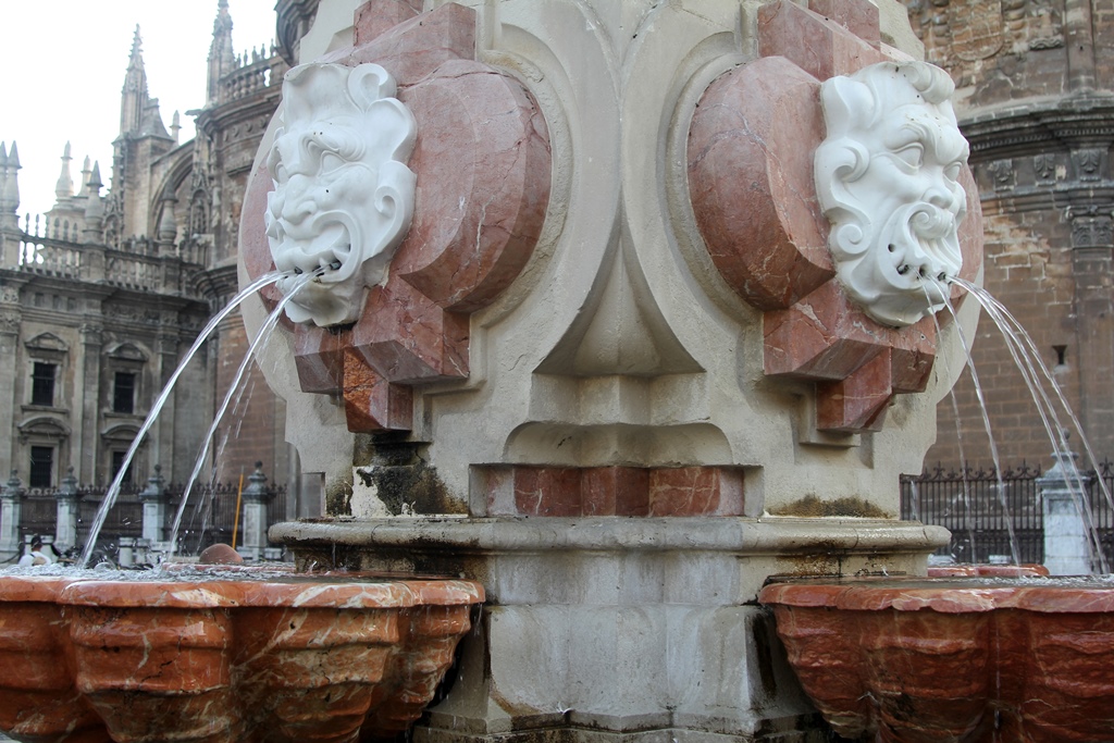 Fountain, Plaza Virgen de los Reyes